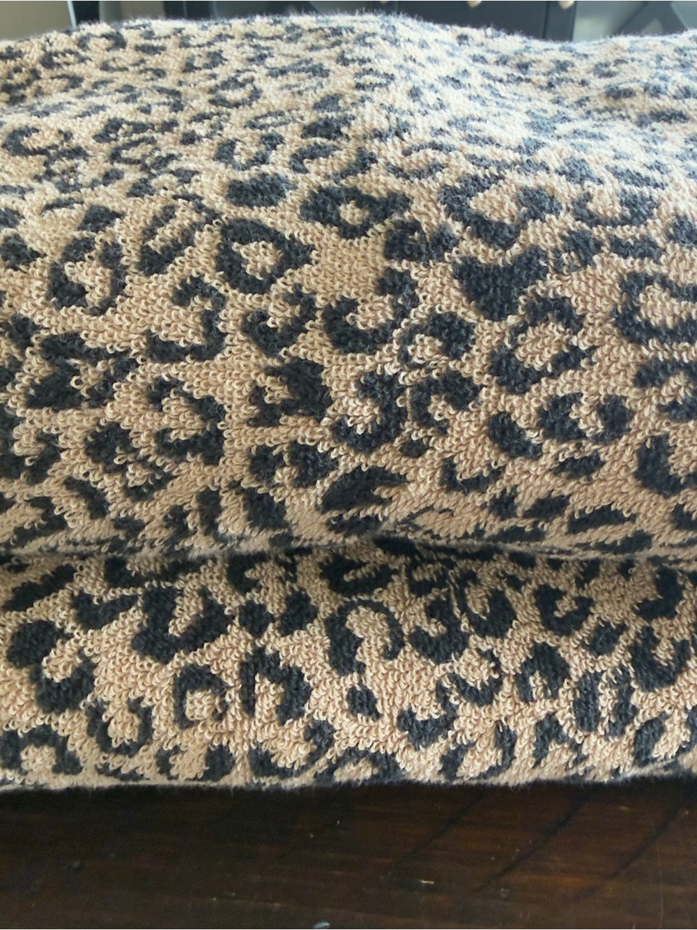 2 Rachel Zoe Tan Black Reversable 40” x 70” Beach Towel Animal Cheetah print New - Picture 3 of 5